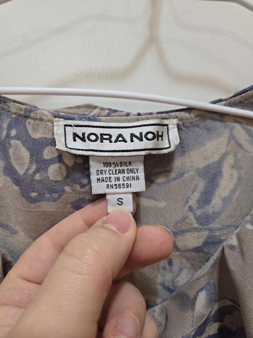 NORA NOH Beige Blue Floral Silk Chiffon Ruffle V-Neck Sleeveless Blouse S - Picture 2 of 5